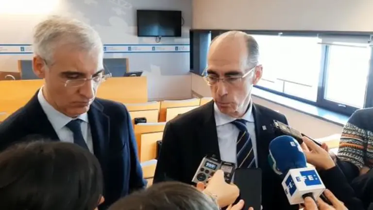 Los conselleiros Conde y Almuiña. PEPE FERRÍN