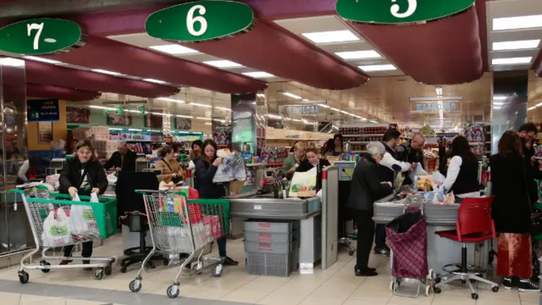 Colas nas caixas dun supermercado de Pontevedra. GONZALO GARC&Iacute;A