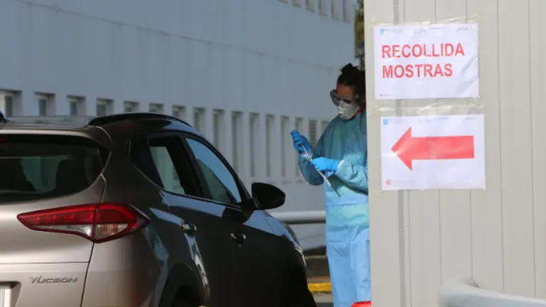 Unha traballadora sanitaria recolle mostras para realizar a proba do coronavirus a posibles infectados no hospital Meixoeiro. SALVADOR SAS (EFE)