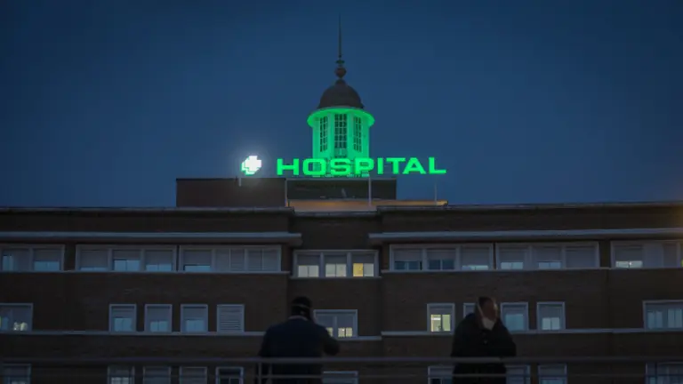 El Hospital Universitario VIrgen del Roc&iacute;o ilumina su c&uacute;pula de verde como s&iacute;mbolo de resiliencia para los profesionales y ciudadanos.