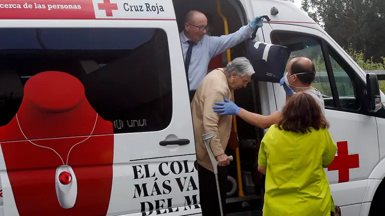 Traslado de mayores durante el confinamiento. PEPE FERRÍN