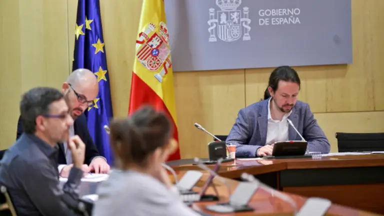El vicepresidente de Derechos Sociales y para la Agenda 2030, Pablo Iglesias, durante la reunión que ha mantenido hoy CC OO y UGT, y con las organizaciones del Tercer Sector para tratar de poner en marcha de forma urgente un ingreso mínimo vital puente. EFE