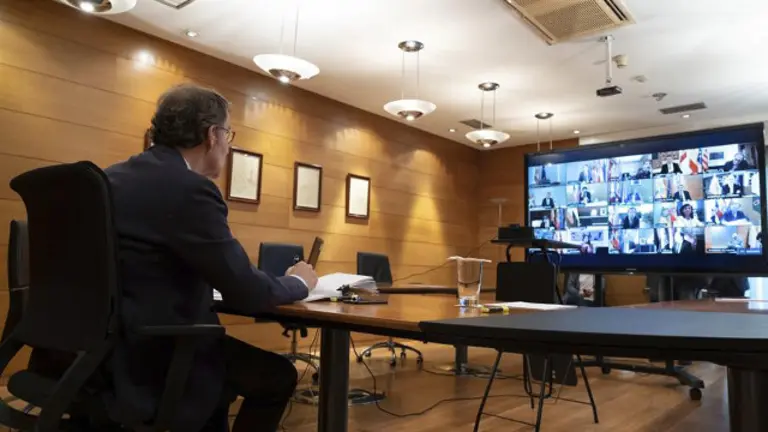 Feijóo, en la videoconferencia con Sánchez. DAVID CABEZÓN