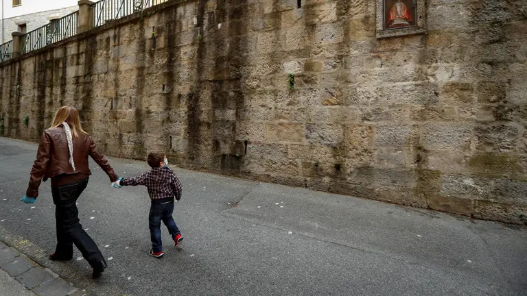 Una mujer con un niño de la mano. EFE