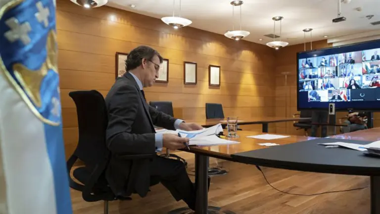 Feijóo, en la videoconferencia de presidentes. DAVID CABEZÓN