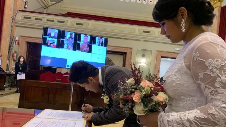 Una boda oficiada en Murcia durante el estado de alarma. EFE