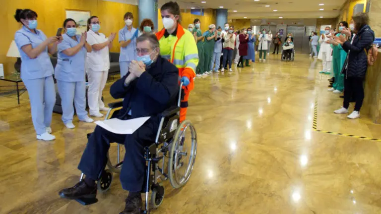 Cardenio foi despedido cunha ovaci&oacute;n por parte do persoal do hospital vigu&eacute;s. SALVADOR SAS (EFE)