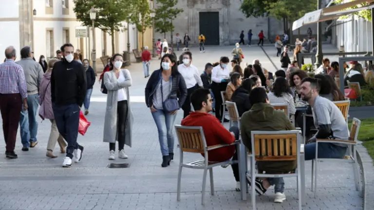 Xente paseando e nas terrazas en Lugo. XESÚS PONTE