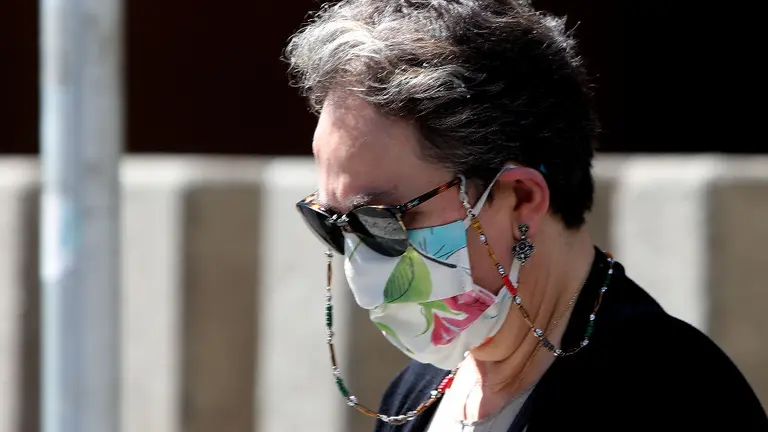 Una mujer con mascarilla por la calle. PEPE FERRÍN (AGN)