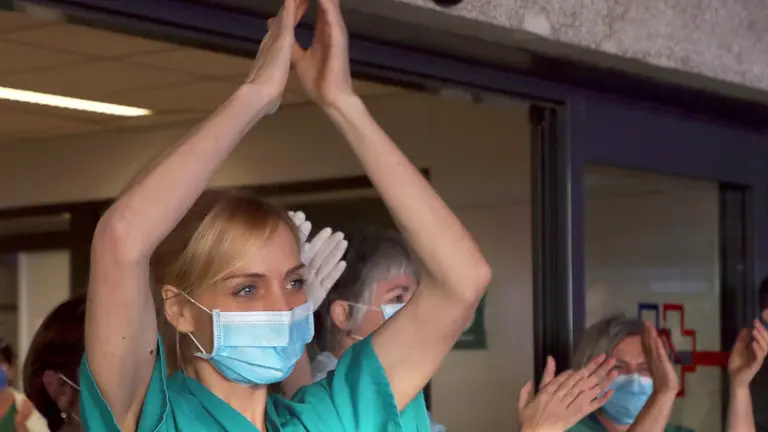 Un grupo de sanitarios, durante uno de los m&uacute;ltiples homenajes que recibierno desde el inicio del estado de alarma. XO&Aacute;N REY (EFE)