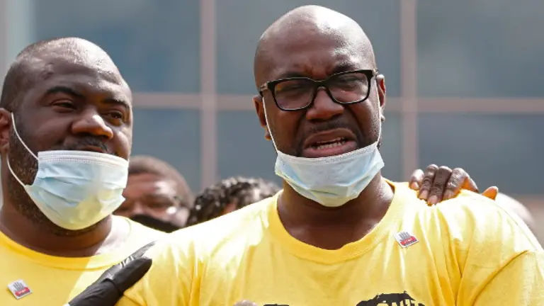 Hermanos de George Flyod tras la ceremonia celebrada en Houston.DAVID J. PHILLIP (Efe)