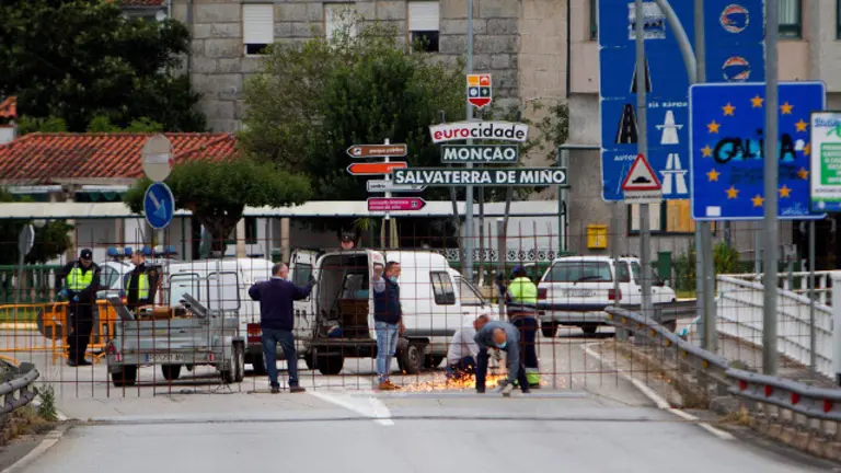 Trabajadores reabren el paso entre Salvaterra y Monçao. SALVADOR SAS