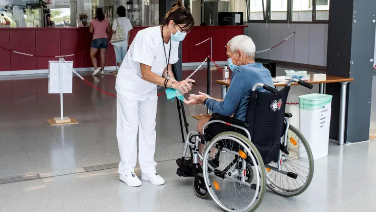 Una operaria controla el acceso al hospital de Mah&oacute;n. EFE