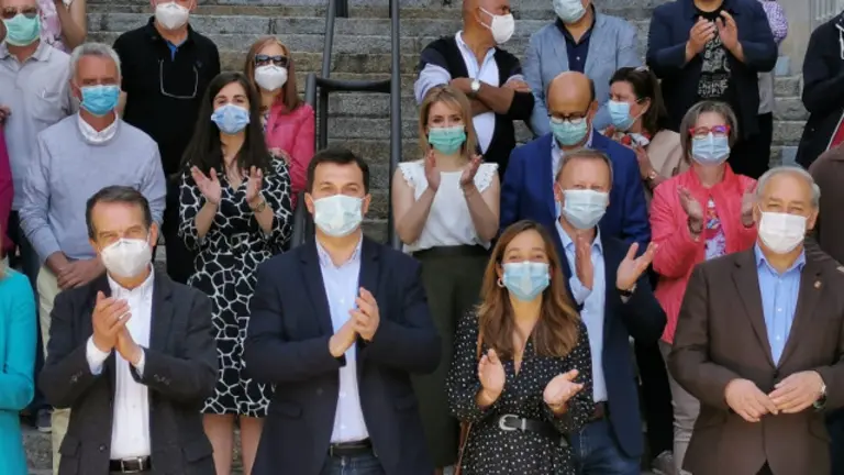 Gonzalo Caballero, arropado en Ourense por alcaldes y presidentes de diputaciones.EFE