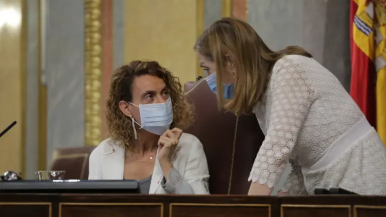 A presidenta do Congreso, Meritxell Batet fala coa  deputada do PP, Ana Pastor. EUROPA PRESS
