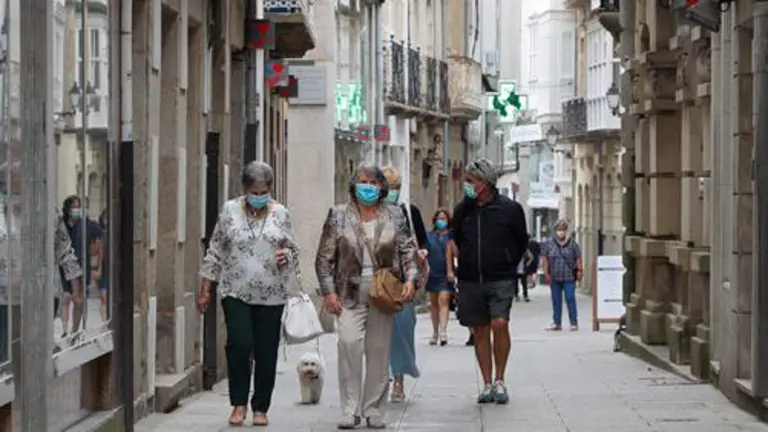 Una calle de Viveiro, este domingo. ELISEO TRIGO