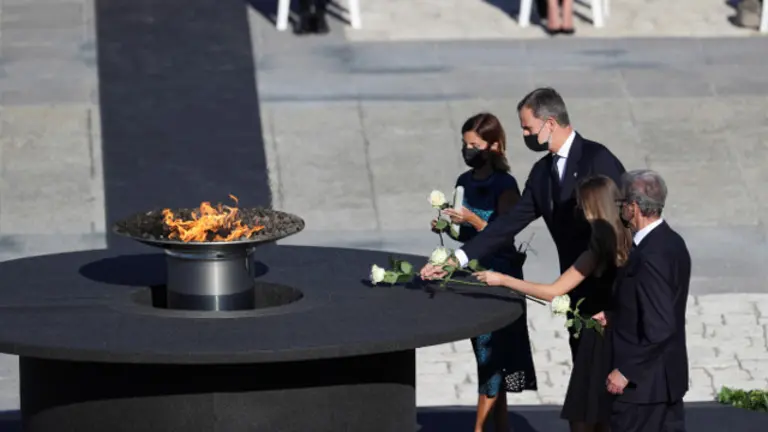 Homenaje a las víctimas del coronavirus en el Palacio Real. RODRIGO JIMÉNEZ