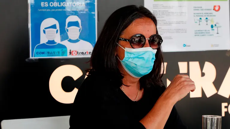 Una mujer con mascarilla en una terraza de Burela. ELISEO TRIGO (EFE)