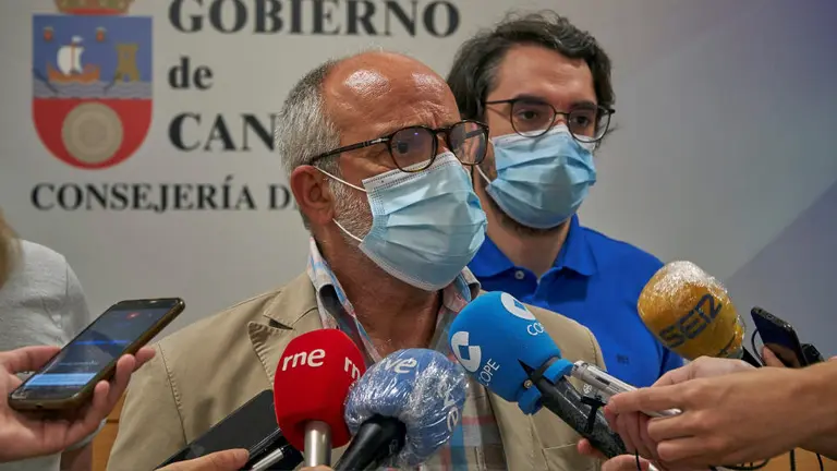 El consejero de Sanidad de Cantabria, Miguel Rodríguez, informa a los medios sobre los dos nuevos brotes en la región. EFE/ROMÁN G. AGUILERA