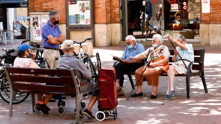 Varias persoas falando nunha praza en Barcelona. EFE