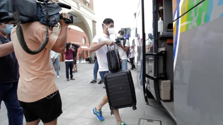 Jugador del Fuenlabrada abandonando el hotel. EFE