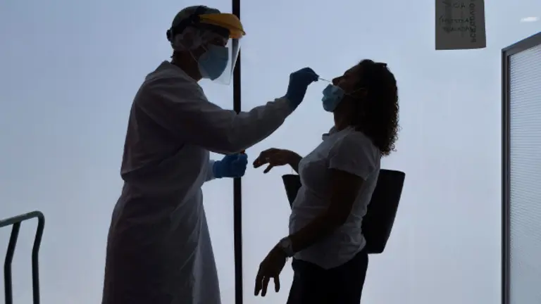 Una mujer se somete a un prueba PCR. TONI GALÁN