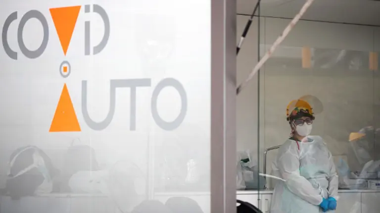 Unha sanitaria traballa no Covid-auto instalado nos exteriores do Complexo Hospitalario Universitario da Coru&ntilde;a (CHUAC). EFE