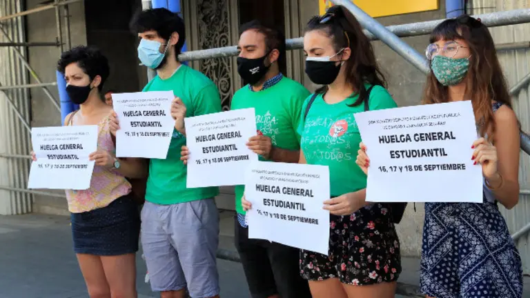 Cinco membros do Sindicato de Estudantes, ás portas do Ministerio de Educación. FERNANDO ALVARADO (Efe)