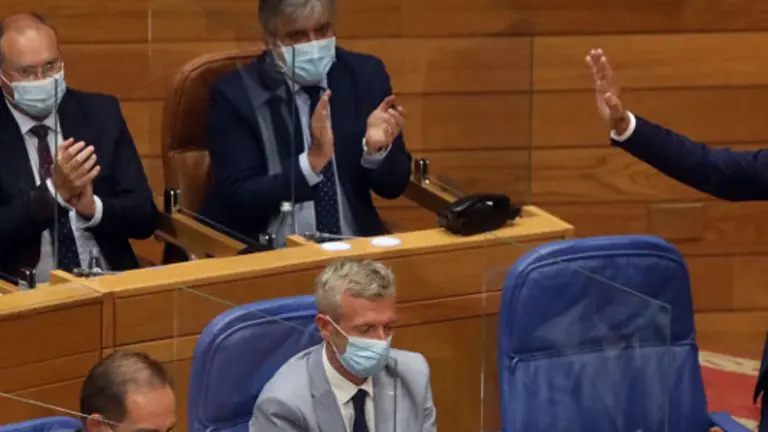 Feijóo, ovacionado por los diputados del PPdeG. PEPE FERRÍN