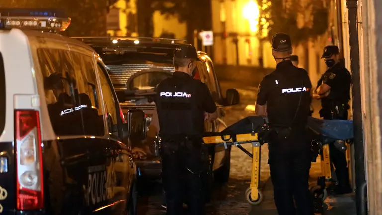 Miembros de la Policía Nacional en la Rúa Loureiros, donde se produjo el crimen. XOÁN REY (EFE)