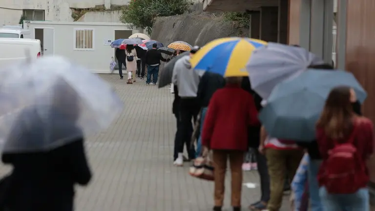 Gente formando cola para hacerse las pruebas PCR junto a la nueva caseta del Provincial. de Pontevedra GONZALO GARCÍA