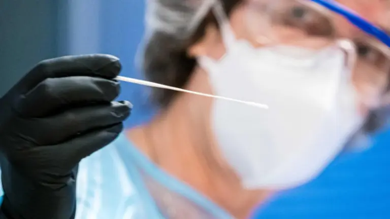 Un sanitario efectúa un test de coronavirus. ROB ENGELAAR (Efe)