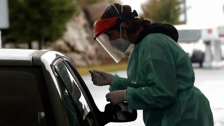 Una sanitaria realiza unha PCR. XESÚS PONTE