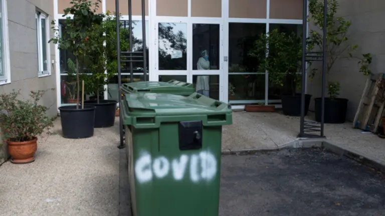 Unha traballadora no interior da residencia dos Gozos. BRAIS LORENZO (EFE)