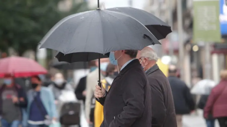 Dous homes con máscara pasean pola rúa. DAVID FREIRE