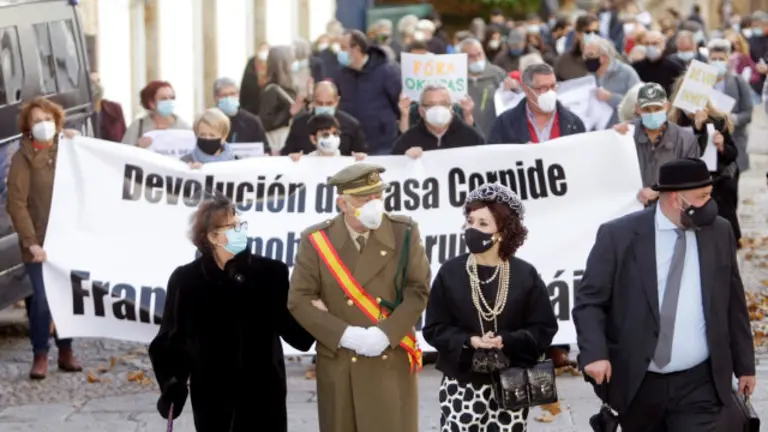 Marcha encabezada por los actores que encarnaron a Franco, su mujer y los exalcaldes coruñeses. CABALAR (Efe)