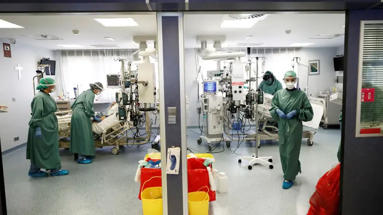 Sanitarios atienden a los pacientes en la Uci en Navarra. EFE