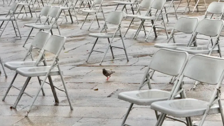 Cadeiras preparadas para o p&uacute;blico. JOS&Eacute; LUIZ OUBI&Ntilde;A
