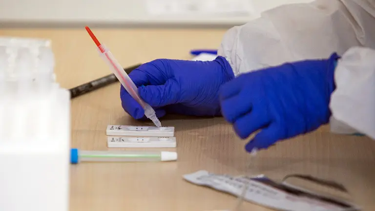 Un sanitario con un test de antígenos. TOMÁS ALONSO (EUROPA PRESS)