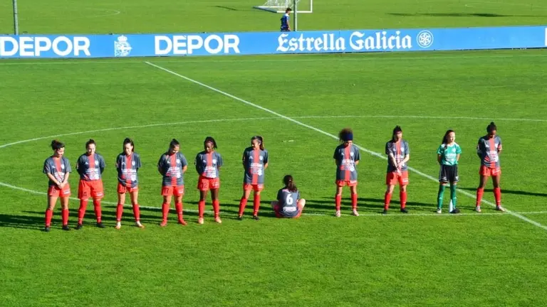 Imagen del minuto de silencio con Paula Dapena sentada en el suelo. DP