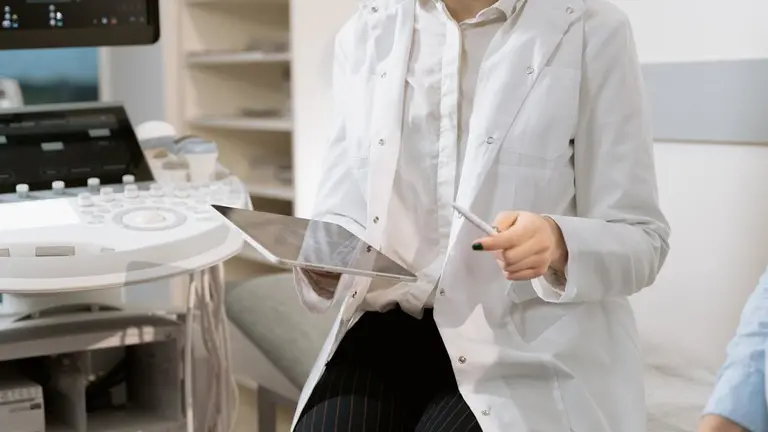 médico clínica ginecóloga