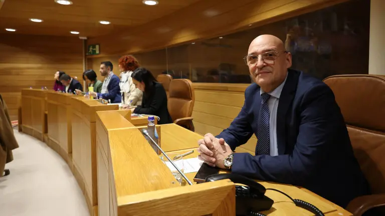 El parlamentario de Democracia Ourensana, Armando Ojea, en el hemiciclo. PEPE FERRÍN