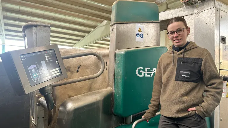 Laura, junto al robot de ordeño en su granja en Santa Comba. AGN