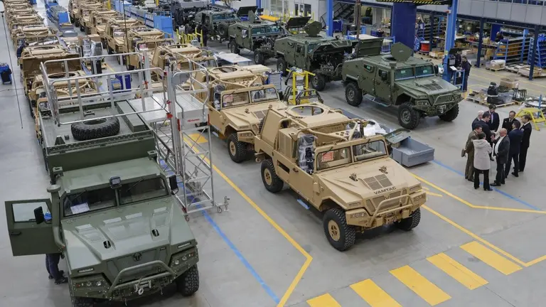 Vehículos todoterreno en la cadena de montaje de Urovesa en Valga. EFE