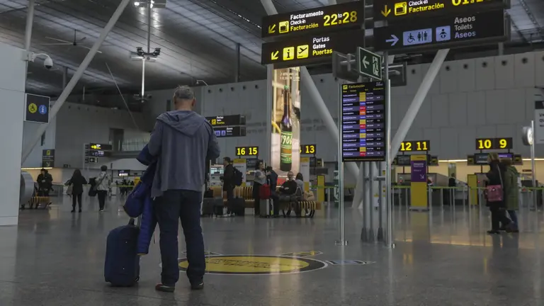 El aeropuerto de Lavacolla, en Santiago, el que más asientos perderá de toda España este invierno. AEP
