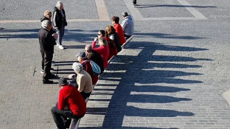 Un grupo de pensionistas en una plaza. EFE