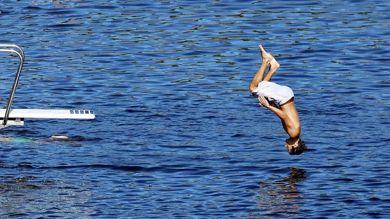 Un bañista lucense se zambulle en las aguas del rio Miño. SEBAS SENANDE