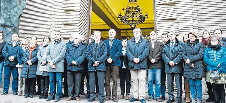 Concentración delante del Ayuntamiento de Zaragoza para guardar un minuto de silencio por el hombre asesinado. JAVIER CEBOLLADA