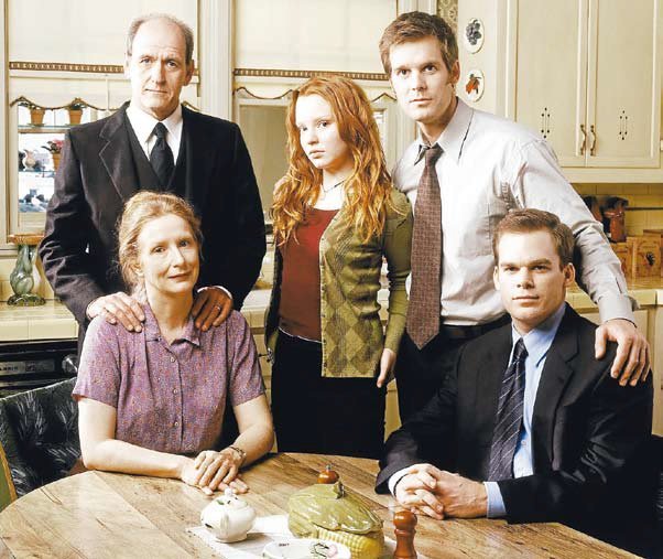 Los protagonistas de la serie 'A dos metros bajo tierra'