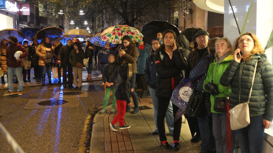Personas viendo la actuación de los Bomberos en el incendio de la calle Oliva. RAFA FARIÑA